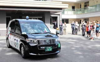 住民らに見守られて出発するデマンド型乗り合いタクシー＝灘区篠原伯母野山町３