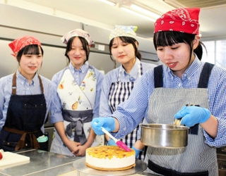 オリジナルケーキを試作する須磨翔風高の生徒＝神戸市須磨区堀池町２