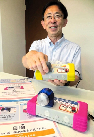 見守りシステムの新端末をＰＲする池上秀治さん。「高齢者が、能動的に取り組めることが大事」と話す＝神戸市東灘区