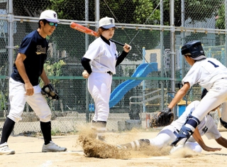 創部から約５０年の歴史で初の女性監督となった高羽少年野球部の常峰かなさん（中央）＝灘区高徳町３