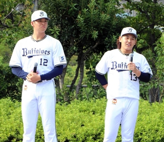 トークショーに登場し、仲むつまじい様子を見せたオリックスの山下舜平大投手（左）と宮城大弥投手＝神戸市須磨区緑台