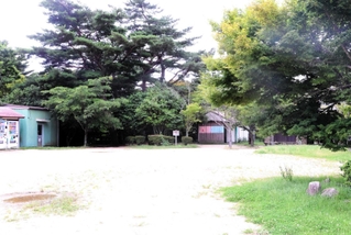 ひっそりとある掬星台公衆便所（中央奥）＝神戸市灘区摩耶山町