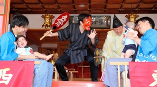 赤ちゃん力士が元気いっぱいの泣き声を響かせた会場＝須磨区天神町２