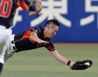 国戦で飛び込みながら飛球を好捕する小寺伸吾選手＝バンテリンドームナゴヤ（撮影・田中靖浩）