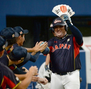 韓国戦で安打を放ち、チームメートの祝福に応える堤佑真選手＝バンテリンドームナゴヤ（撮影・田中靖浩）