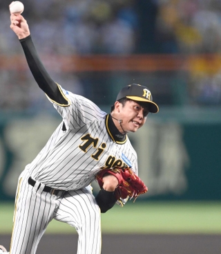 重圧をものともせず、優勝をたぐり寄せる快投を演じた西区出身の才木浩人投手＝１４日、甲子園球場（撮影・飯室逸平）