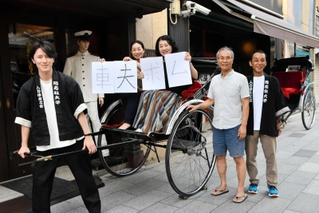 サークル復活に向けて立ち上がった藤原英則さん（右から２人目）ら卒業生＝東京都台東区
