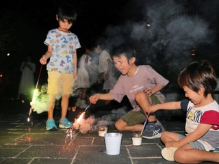 「希望の灯り」から取った火で、花火を楽しむ子どもら＝神戸市中央区加納町６