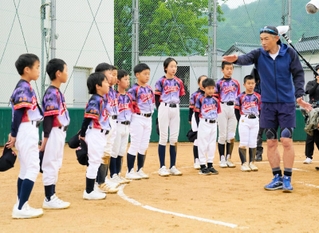 広谷オリオンズの選手に野球を教えるイチローさん（右）＝５月中旬、養父市（ユニクロ提供）