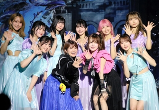 水族館とＦＦＢＥのコラボ企画をＰＲする（前列左から２人目の）矢口真里さん、（同３人目の）田中れいなさん＝神戸市中央区新港町