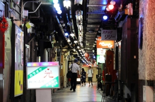 ３０日が最後の営業日になる有楽名店街＝中央区元町通２