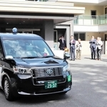 住民らに見守られて出発するデマンド型乗り合いタクシー＝灘区篠原伯母野山町３