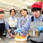 オリジナルケーキを試作する須磨翔風高の生徒＝神戸市須磨区堀池町２