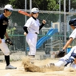 創部から約５０年の歴史で初の女性監督となった高羽少年野球部の常峰かなさん（中央）＝灘区高徳町３