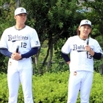 トークショーに登場し、仲むつまじい様子を見せたオリックスの山下舜平大投手（左）と宮城大弥投手＝神戸市須磨区緑台