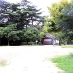 ひっそりとある掬星台公衆便所（中央奥）＝神戸市灘区摩耶山町