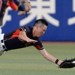 国戦で飛び込みながら飛球を好捕する小寺伸吾選手＝バンテリンドームナゴヤ（撮影・田中靖浩）