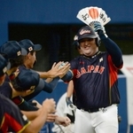 韓国戦で安打を放ち、チームメートの祝福に応える堤佑真選手＝バンテリンドームナゴヤ（撮影・田中靖浩）