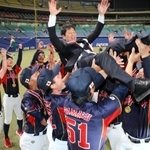 連覇を果たしナインに胴上げされる日本代表の山内啓一郎監督＝バンテリンドームナゴヤ（撮影・山崎　竜）