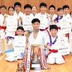 全国大会優勝の（前列右から）櫛田太海君と濱澤武龍さん、準優勝した大山凛士君ら＝西区糀台３