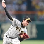 重圧をものともせず、優勝をたぐり寄せる快投を演じた西区出身の才木浩人投手＝１４日、甲子園球場（撮影・飯室逸平）