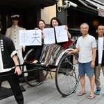 サークル復活に向けて立ち上がった藤原英則さん（右から２人目）ら卒業生＝東京都台東区