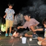 「希望の灯り」から取った火で、花火を楽しむ子どもら＝神戸市中央区加納町６
