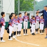 広谷オリオンズの選手に野球を教えるイチローさん（右）＝５月中旬、養父市（ユニクロ提供）