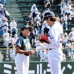 試合前に選手を出迎える「スタメンキッズ」で憧れのプロ選手と言葉を交わした内田侑奈さん（左）＝ほっともっとフィールド神戸