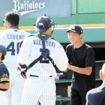 プロ野球選手になる夢を胸に若月健矢捕手（中央）と接した阪田琉稀斗さん（右）＝ほっともっとフィールド神戸