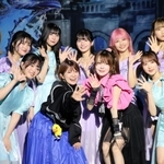 水族館とＦＦＢＥのコラボ企画をＰＲする（前列左から２人目の）矢口真里さん、（同３人目の）田中れいなさん＝神戸市中央区新港町