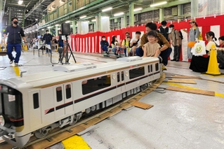 ミニトレインに乗る親子連れ＝神戸市北区、神鉄鈴蘭台車庫