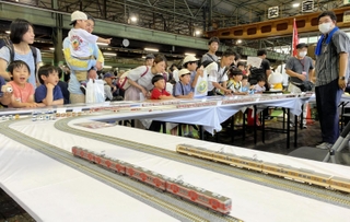 鉄道模型に夢中になる子どもたち＝神鉄鈴蘭台車庫