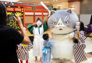 「かなしきデブ猫ちゃん」のマルも来場者を盛り上げた＝神戸市北区日の峰２