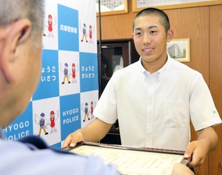 高齢女性の保護に尽力した育英高校１年の石地広樹さん＝兵庫署