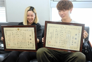 ひき逃げ容疑者の早期逮捕に貢献した片山佳菜さん（左）と新開亘輝さん＝兵庫署