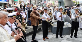 パレードの出発を軽快な演奏で盛り上げるプレーヤー＝神戸市中央区加納町４（撮影・中西大二）