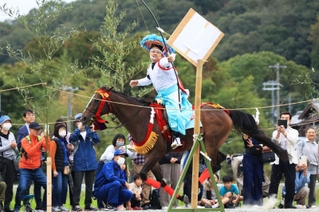氏子らが見守る中で奉納された流鏑馬神事＝北区山田町中、六條八幡宮