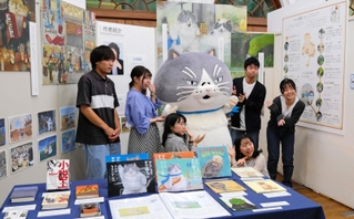 神戸大学放送委員会のメンバーと記念写真を撮るマル＝神戸文学館