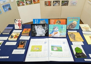 かなしきデブ猫ちゃんの絵本などが並ぶ会場＝神戸文学館