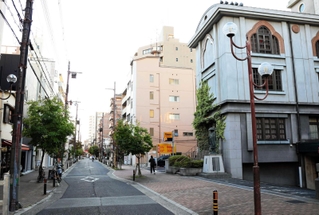 本願寺神戸別院（右）前など通りで演奏会を開く花隈・宇治川地域＝中央区下山手通８（撮影・小野坂海斗）