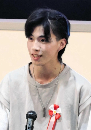 自身の体験を発表する県立網干高校の伊藤悠哉さん＝神戸市中央区東川崎町１