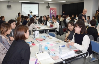 女性起業家支援のワークショップで意見交換する参加者＝中央区東川崎町１