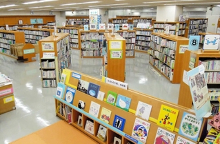 新長田図書館のキッズスペースと児童書コーナー＝神戸市長田区細田町７
