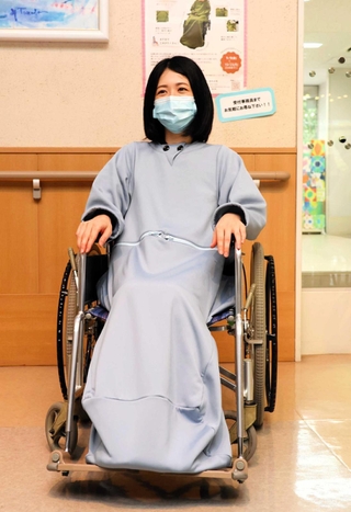 バギーなどに乗った状態で脱ぎ着しやすいアウター＝神戸市北区しあわせの村