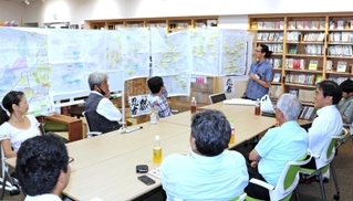 駅名を議論する全国駅名研究会神戸支部のメンバーら＝中央区元町通４