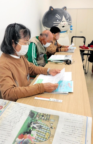 ４年ぶりに開催された新聞音読会にデブ猫「マル」が登場した＝名谷南会館
