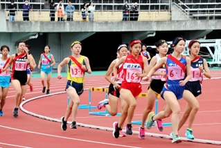 力走する女子１区の選手たち＝三木総合防災公園陸上競技場