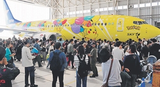 多くの来場者を前に、サプライズでスカイマークの格納庫に登場した「ピカチュウジェット」＝神戸空港