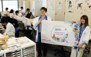 学校観戦会をはじめ神戸世界パラ陸上の成功に向けて準備を進める大会組織委のスタッフ＝神戸市役所